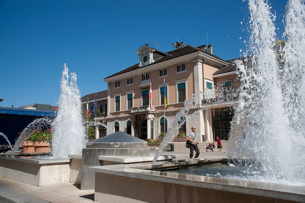 Annemasse, France. Photo : Ludovic Péron (CC BY-SA 3.0) ; redimensionnée et convertie en WebP.