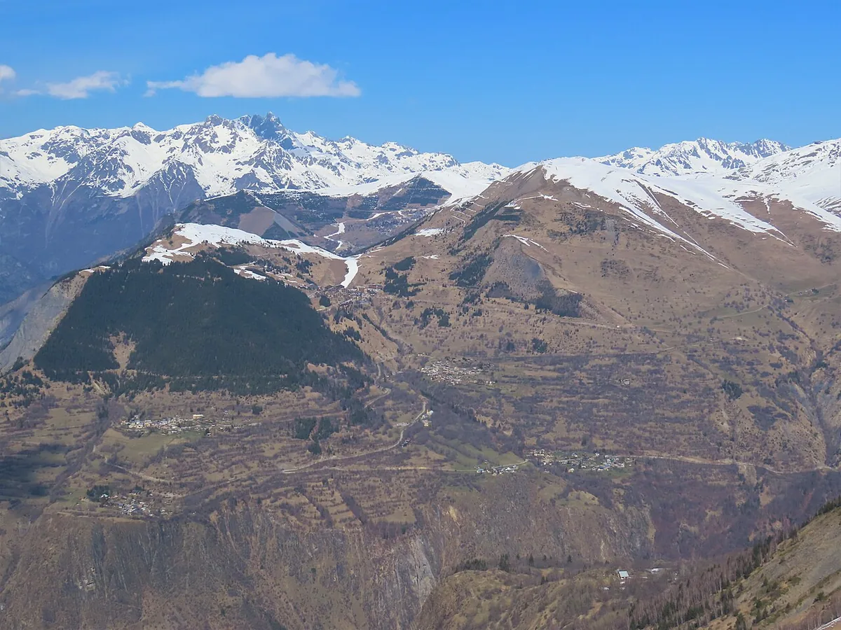 Auris en Oisans, France. Photo : Rémih (CC BY-SA 4.0) ; redimensionnée et convertie en WebP.