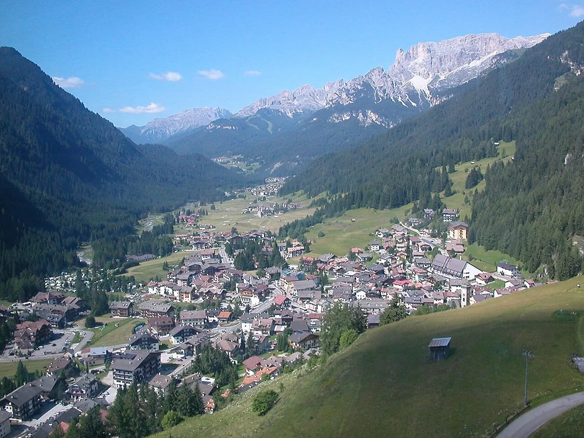 Campitello di Fassa, Italie. Photo : Godromil (Public domain) ; redimensionnée et convertie en WebP.