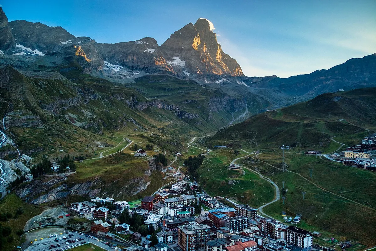 Cervinia, Italie. Photo : Hagai Agmon-Snir حچاي اچمون-سنير חגי אגמון-שניר (CC BY-SA 4.0) ; redimensionnée et convertie en WebP.