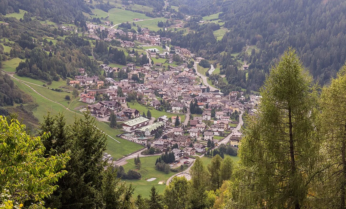 Cogolo, Italie. Photo : Agnes Monkelbaan (CC BY-SA 4.0) ; redimensionnée et convertie en WebP.
