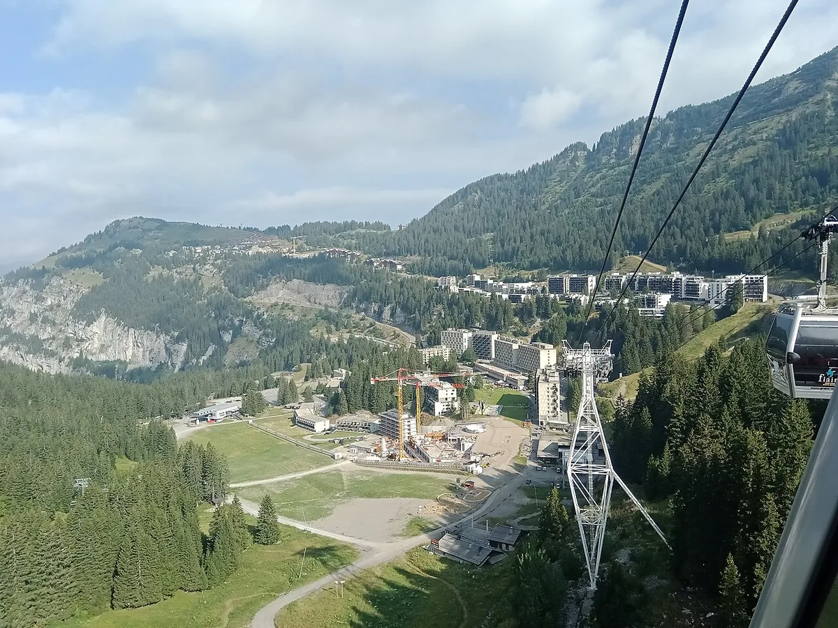 Flaine, France. Photo : Rémih (CC BY-SA 4.0) ; redimensionnée et convertie en WebP.