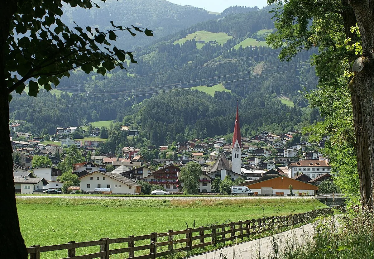 Fügen, Autriche. Photo : böhringer friedrich (CC BY-SA 2.5) ; redimensionnée et convertie en WebP.