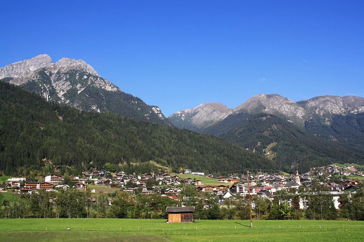 Fulpmes, Autriche. Photo : Piergiuliano Chesi (CC BY-SA 3.0) ; redimensionnée et convertie en WebP.