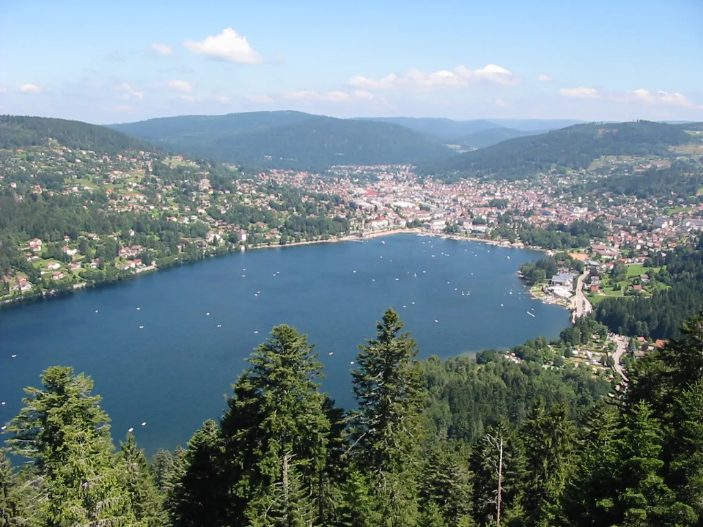 Gérardmer, France. Photo : Copyright © Christian Amet (CC BY 2.5) ; redimensionnée et convertie en WebP.