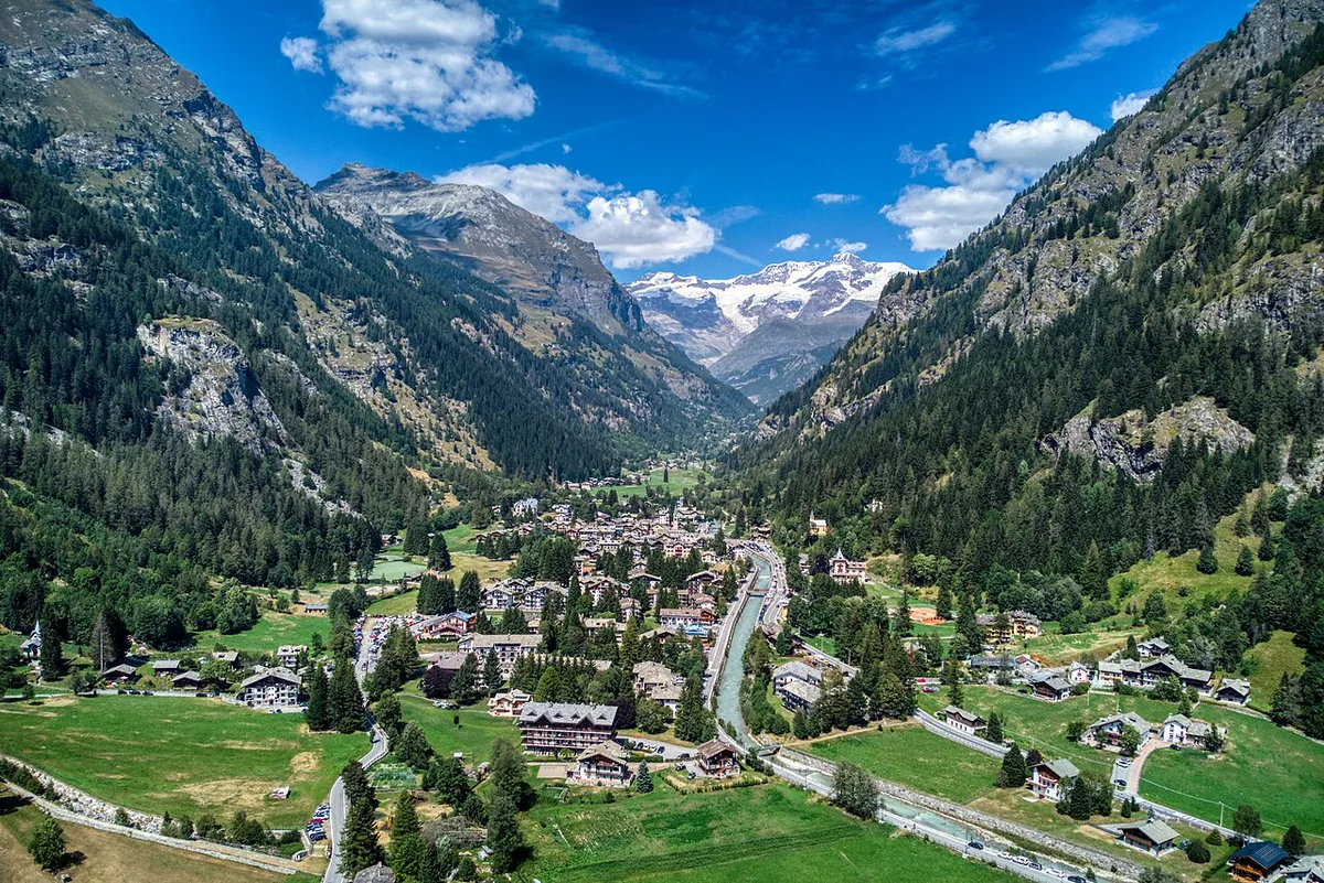 Gressoney-Saint-Jean, Italie. Photo : Hagai Agmon-Snir حچاي اچمون-سنير חגי אגמון-שניר (CC BY-SA 4.0) ; redimensionnée et convertie en WebP.
