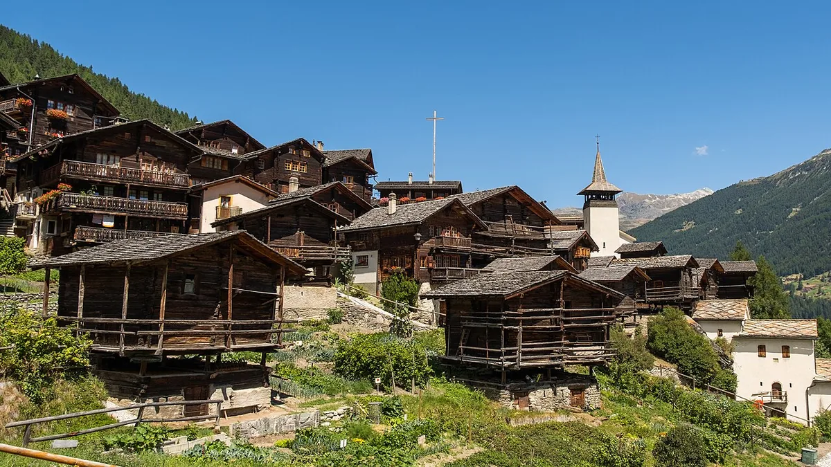 Grimentz, Suisse. Photo : Christian David (CC BY-SA 4.0) ; redimensionnée et convertie en WebP.