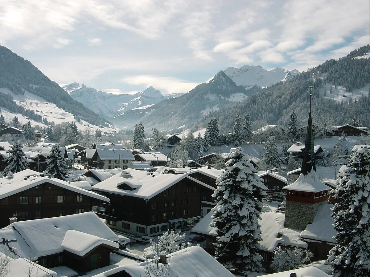 Gstaad, Suisse. Photo : GstaadTourismus (CC BY-SA 3.0) ; redimensionnée et convertie en WebP.