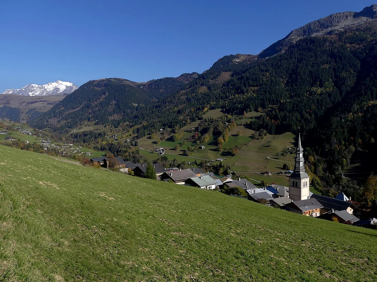 Hauteluce, France. Photo : Florian Pépellin (CC BY-SA 4.0) ; redimensionnée et convertie en WebP.