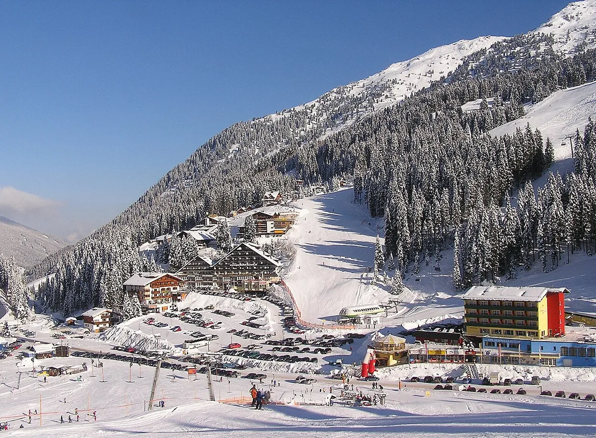 Hochfügen, Autriche. Photo : Eiswind (CC BY-SA 3.0) ; redimensionnée et convertie en WebP.