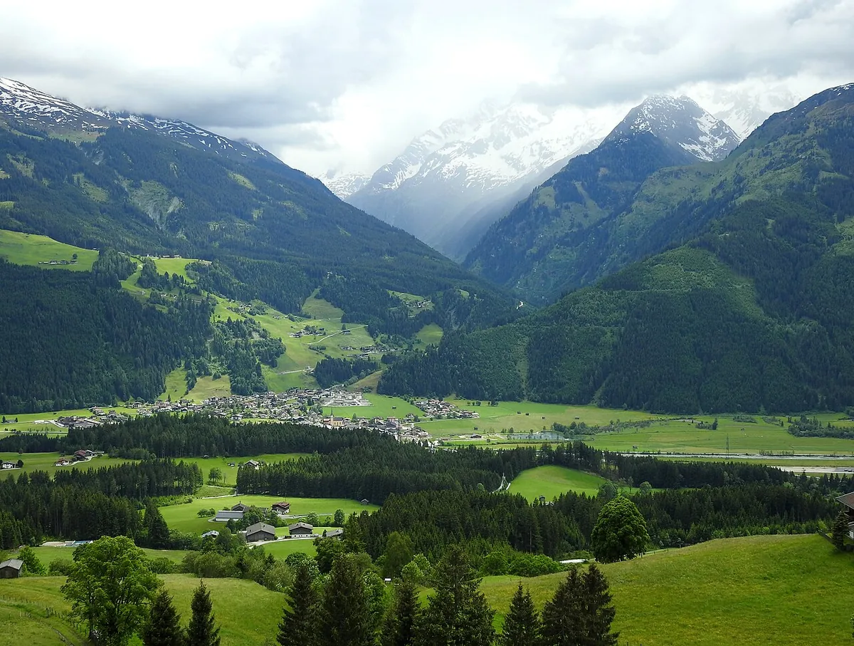 Hollersbach, Autriche. Photo : Wald1siedel (CC BY-SA 4.0) ; redimensionnée et convertie en WebP.