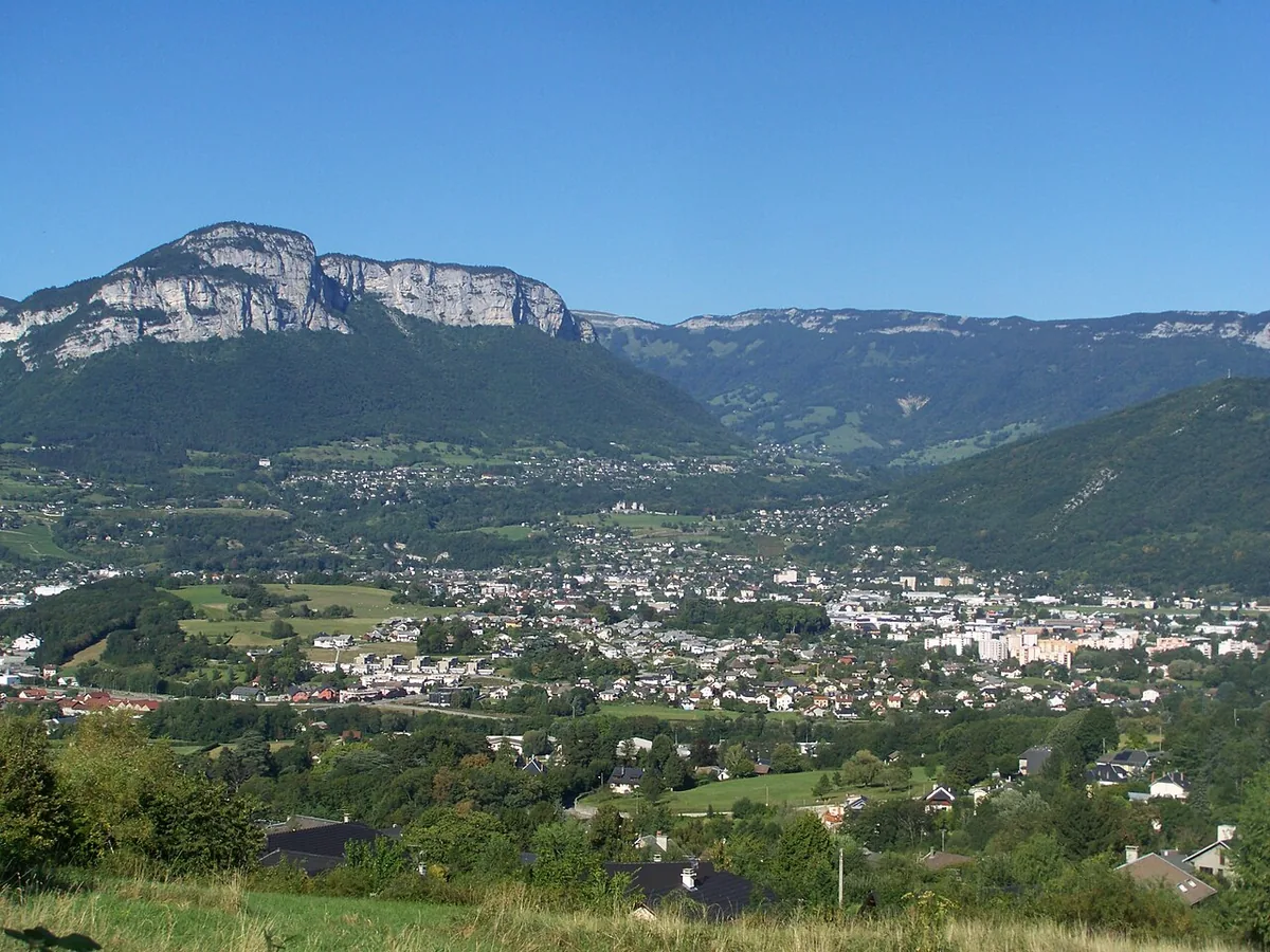La Ravoire, France. Photo : Florian Pépellin (CC BY-SA 3.0) ; redimensionnée et convertie en WebP.