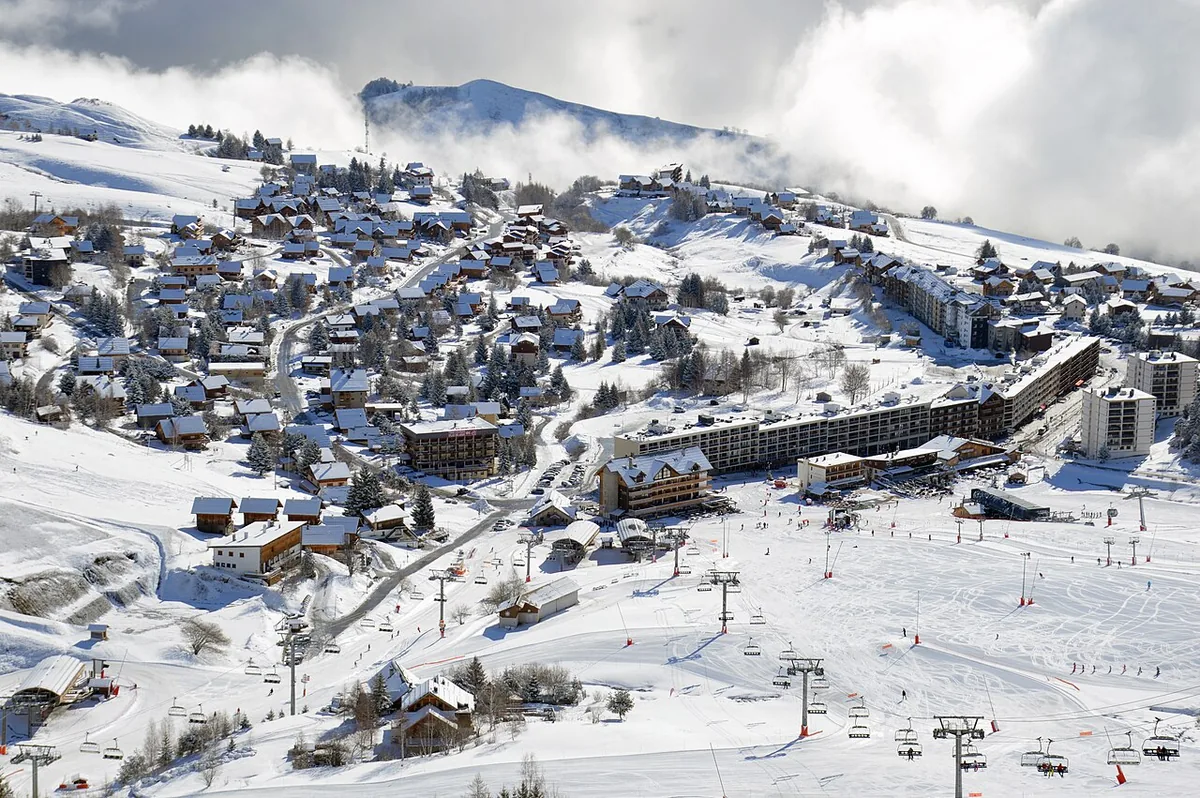 La Toussuire, France. Photo : DimiTalen (CC0) ; redimensionnée et convertie en WebP.