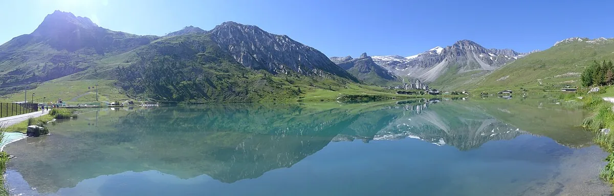 Panorama estival du lac de Tignes et des montagnes environnantes, vers le sud-est (2018). Photo : Florian Pépellin (CC BY-SA 4.0) ; redimensionnée et convertie en WebP.