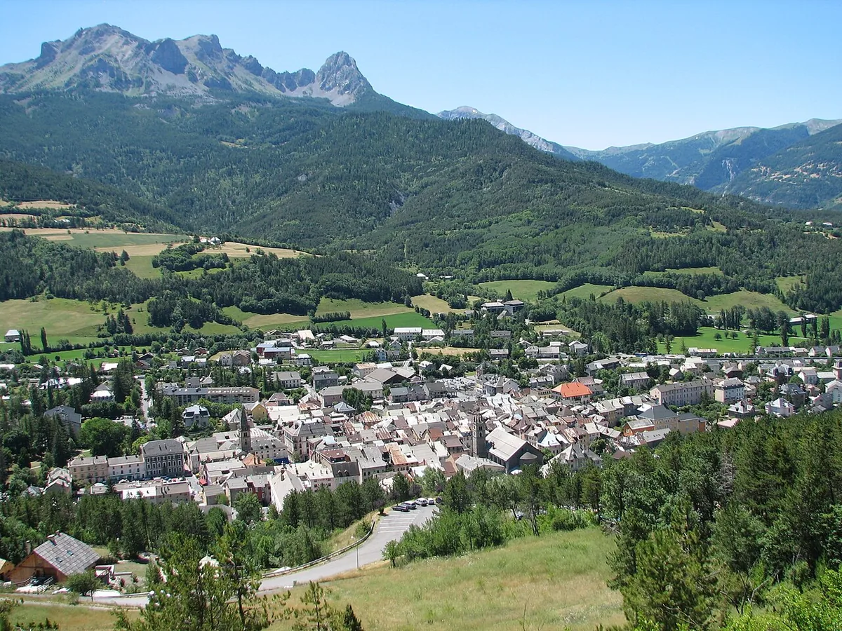 Le Sauze, France. Photo : Speculos (CC BY-SA 3.0) ; redimensionnée et convertie en WebP.