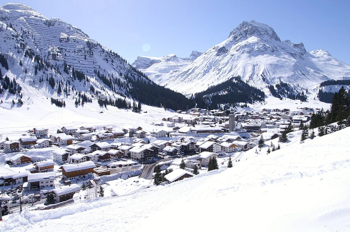 Lech am Arlberg, Autriche. Photo : Florian Lindner (CC BY 2.5) ; redimensionnée et convertie en WebP.