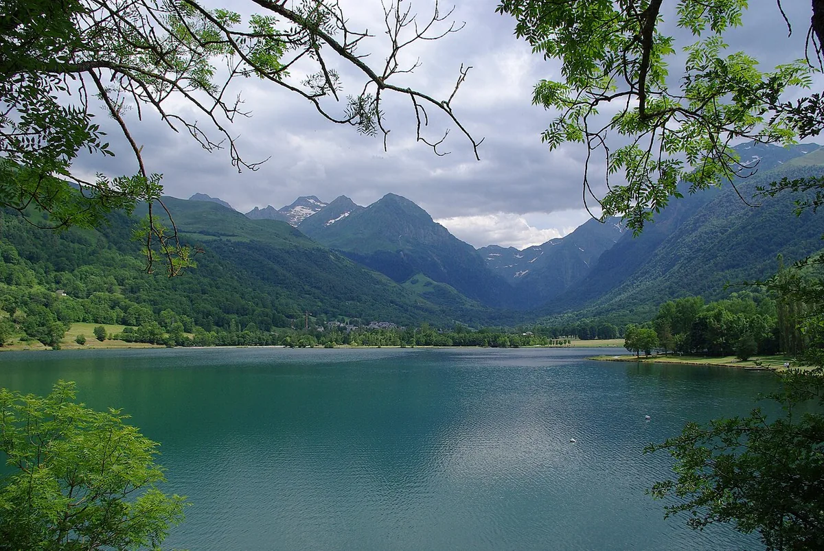 Loudenvielle, France. Photo : JLPC (CC BY-SA 3.0) ; redimensionnée et convertie en WebP.