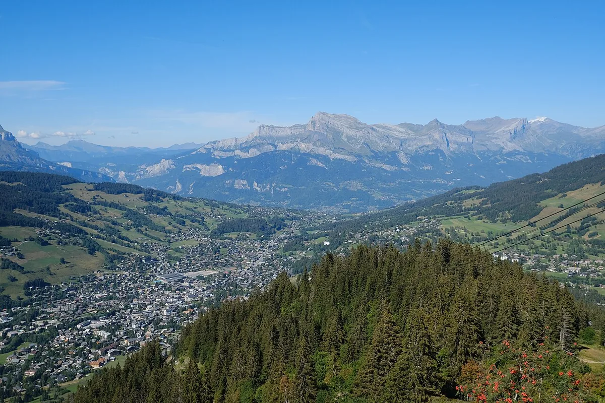 Megève, France. Photo : Guilhem Vellut from Annecy, France (CC BY 2.0) ; redimensionnée et convertie en WebP.