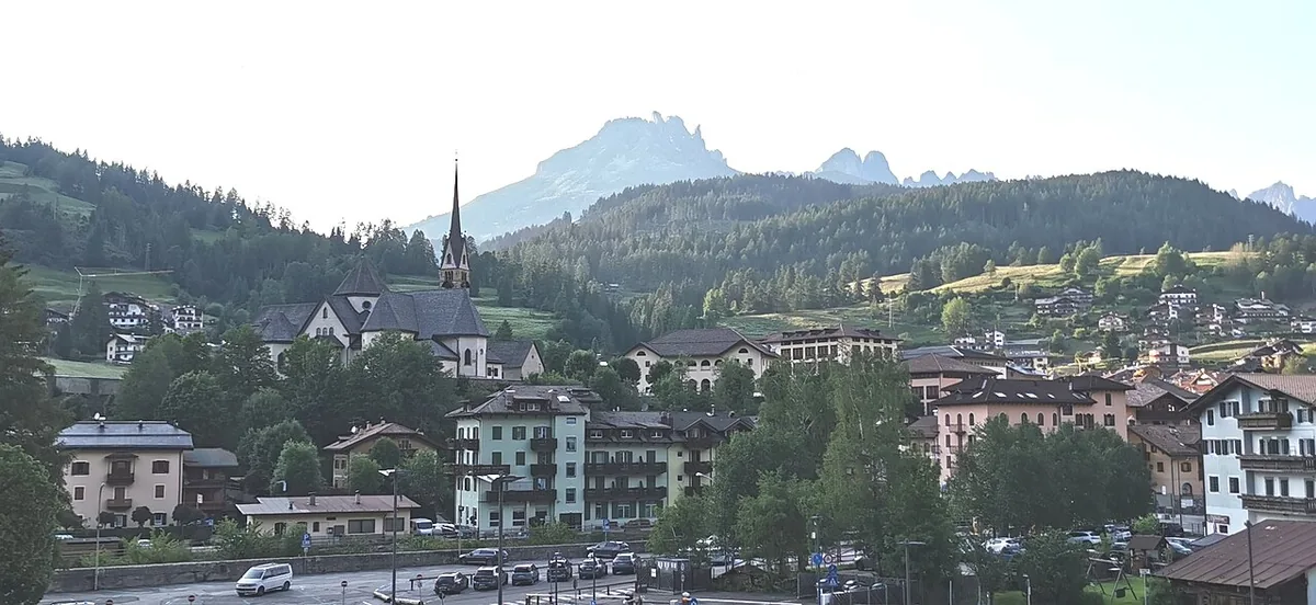 Moena, Italie. Photo : Mateus2019 (CC BY-SA 3.0) ; redimensionnée et convertie en WebP.