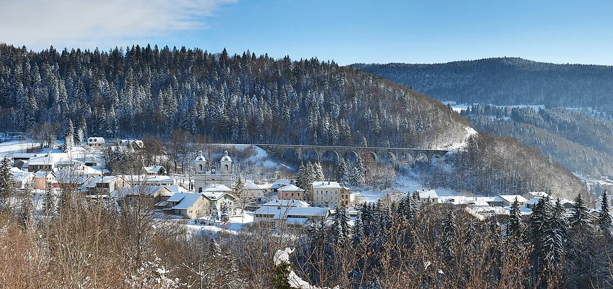 Morbier, France. Photo : KevinGallmann1982 (CC BY-SA 4.0) ; redimensionnée et convertie en WebP.