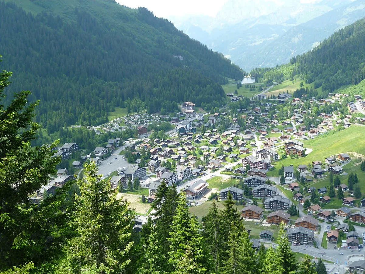 Morgins, Suisse. Photo : Pccs (CC BY-SA 3.0) ; redimensionnée et convertie en WebP.
