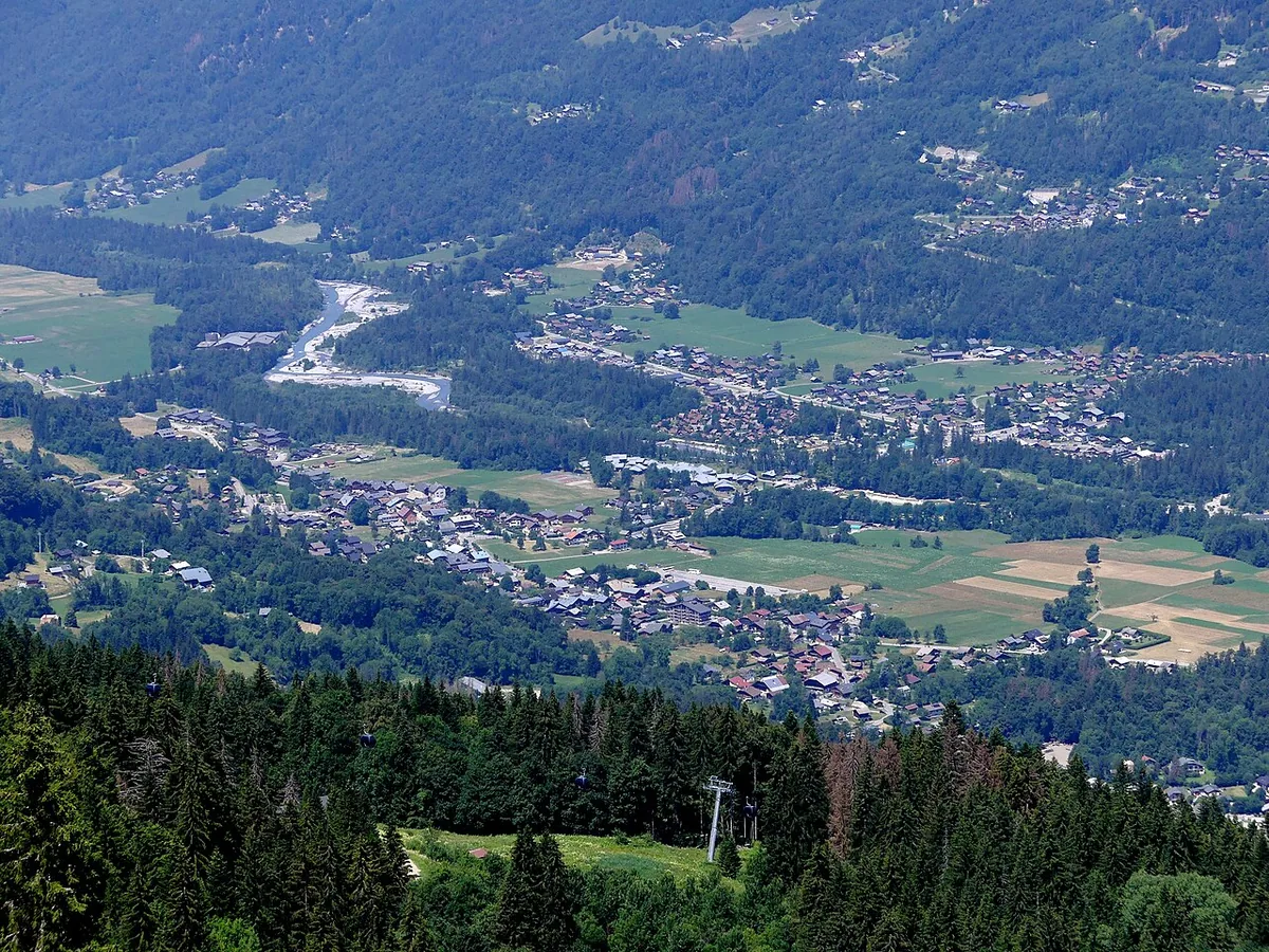 Morillon, France. Photo : Florian Pépellin (CC BY-SA 4.0) ; redimensionnée et convertie en WebP.