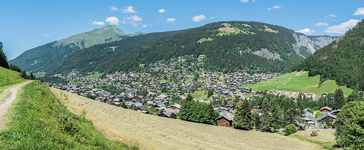 Morzine, France. Photo : Krzysztof Golik (CC BY-SA 4.0) ; redimensionnée et convertie en WebP.