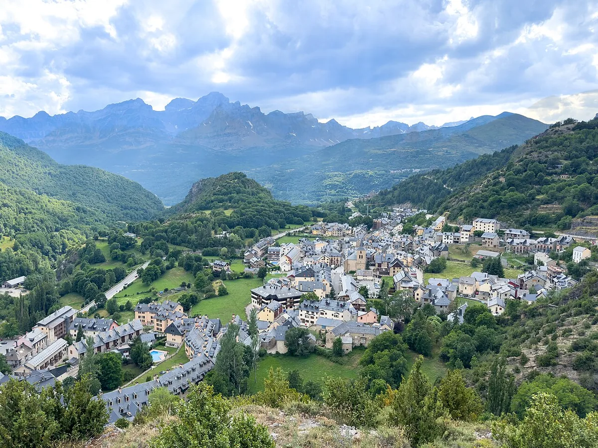 Panticosa, Espagne. Photo : Kent Wang (CC BY 4.0) ; redimensionnée et convertie en WebP.