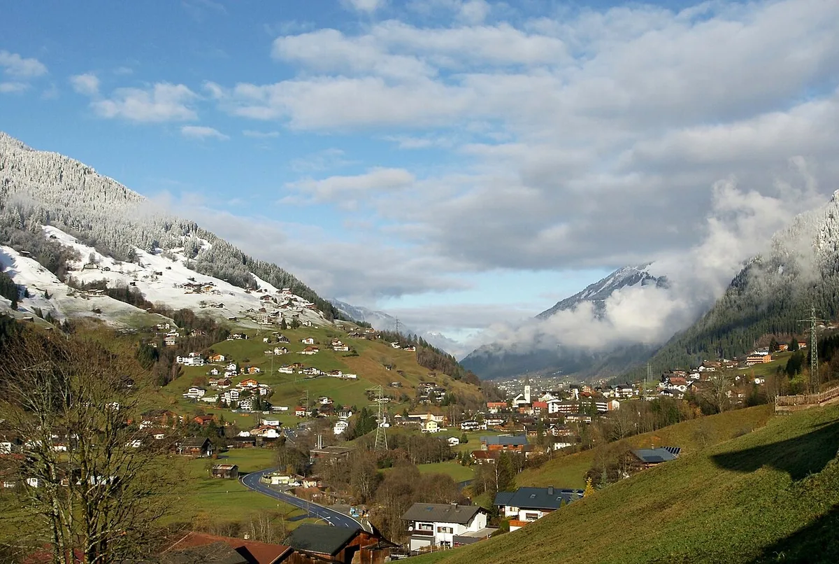 Partenen, Autriche. Photo : böhringer friedrich (CC BY-SA 2.5) ; redimensionnée et convertie en WebP.