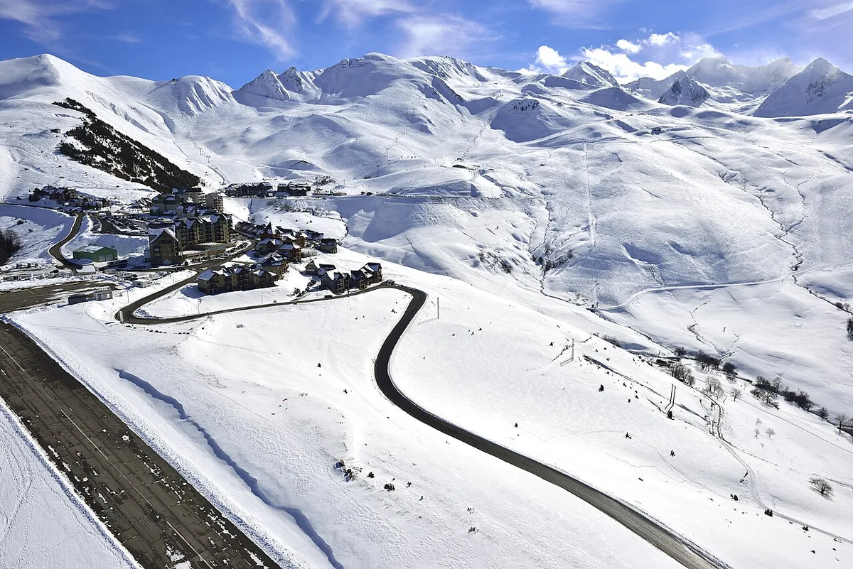 Peyragudes, France. Photo : Peyragudes (CC BY-SA 4.0) ; redimensionnée et convertie en WebP.