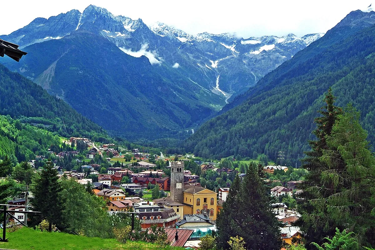 Ponte di legno, Italie. Photo : Gregorini Demetrio (CC BY-SA 3.0) ; redimensionnée et convertie en WebP.