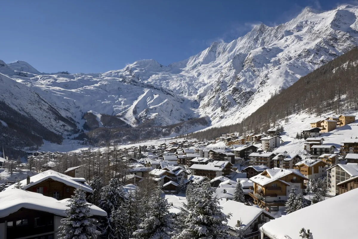 Saas Fee, Suisse. Photo : Saas-Fee (CC BY-SA 3.0) ; redimensionnée et convertie en WebP.