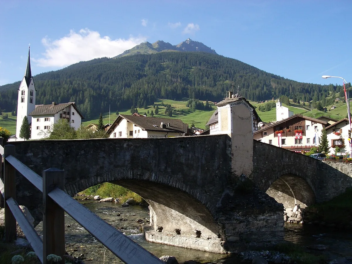 Savognin, Suisse. Photo : Paebi (CC BY-SA 3.0) ; redimensionnée et convertie en WebP.