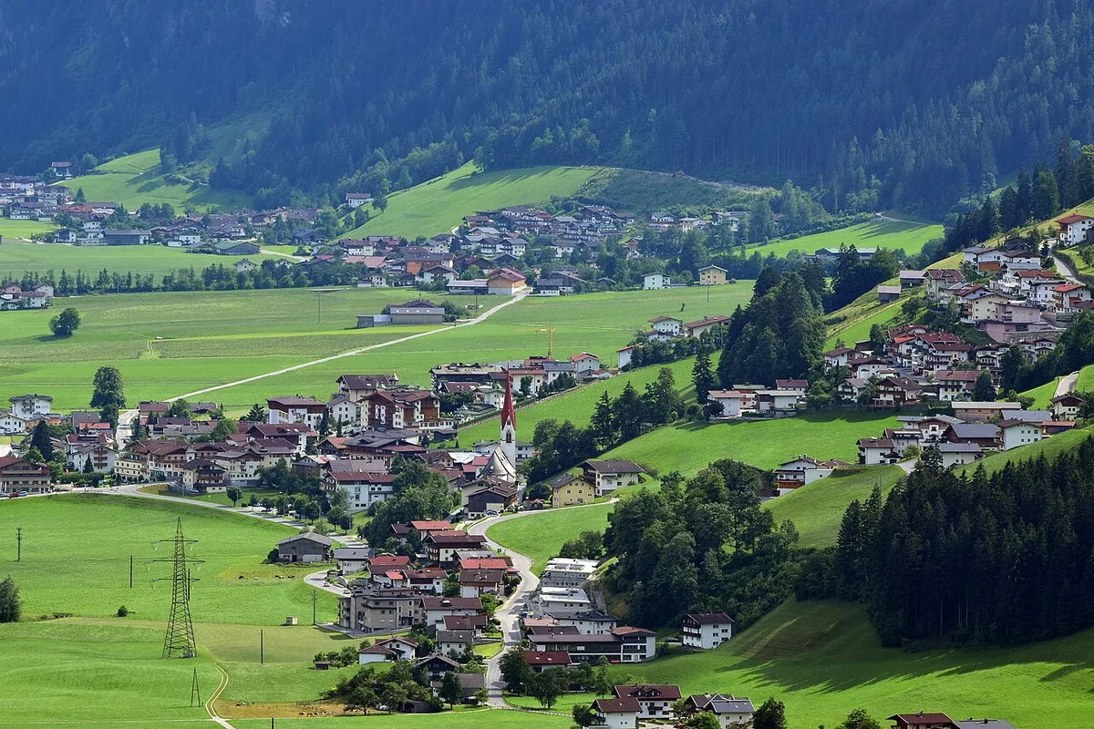 Schwendau, Autriche. Photo : Haeferl (CC BY-SA 3.0) ; redimensionnée et convertie en WebP.