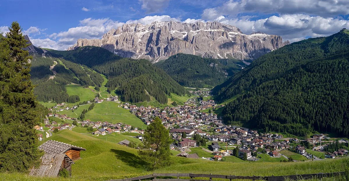 Selva di Val Gardena, Italie. Photo : This Photo was taken by Wolfgang Moroder . Feel free to use my photos, but please mention me as the author and send me a message . This image is not in the public domain . Please respect the copyright protection. It may only be used according to the rules mentioned here. This specifically excludes use in social media , if applicable terms of the licenses listed here not appropriate. Please do not upload an updated image here without consultation with the Author. The author would like to make corrections only at his own source. This ensures that the changes are preserved. Please if you think that any changes should be required, please inform the author. Otherwise you can upload a new image with a new name. Please use one of the templates derivative or extract . (CC BY-SA 3.0) ; redimensionnée et convertie en WebP.
