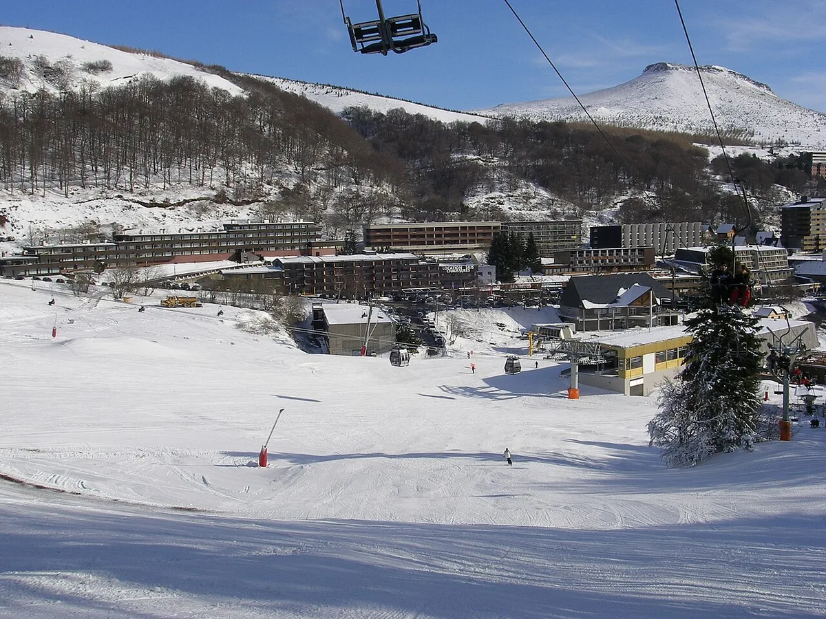 Super Besse, France. Photo : Bserin (CC BY-SA 3.0) ; redimensionnée et convertie en WebP.