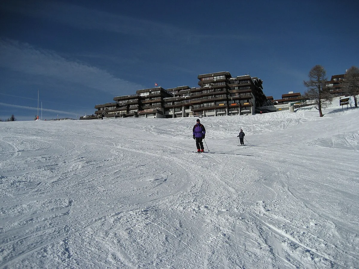 Thyon, Suisse. Photo : Henry (CC BY 3.0) ; redimensionnée et convertie en WebP.