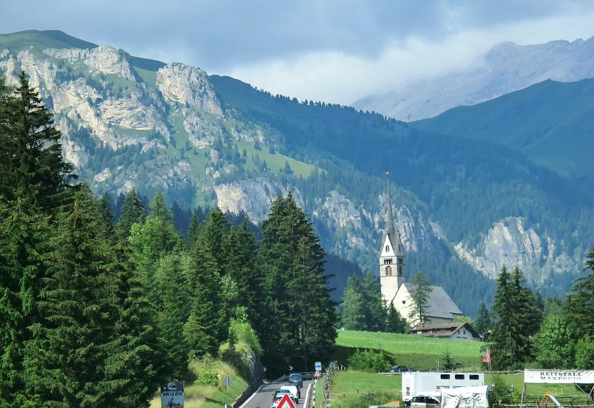 Vigo di Fassa, Italie. Photo : Mattana (CC BY-SA 3.0) ; redimensionnée et convertie en WebP.