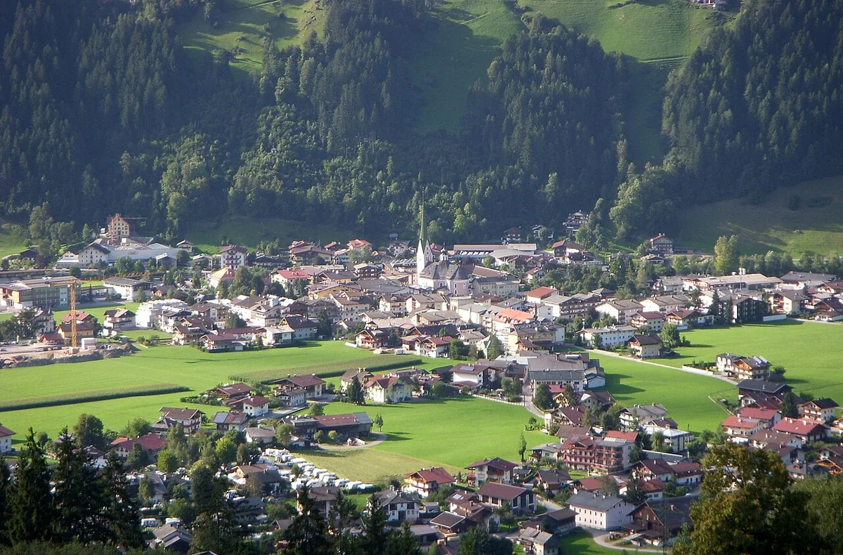 Zell am Ziller, Autriche. Photo : Holger.Ellgaard (CC BY 3.0) ; redimensionnée et convertie en WebP.